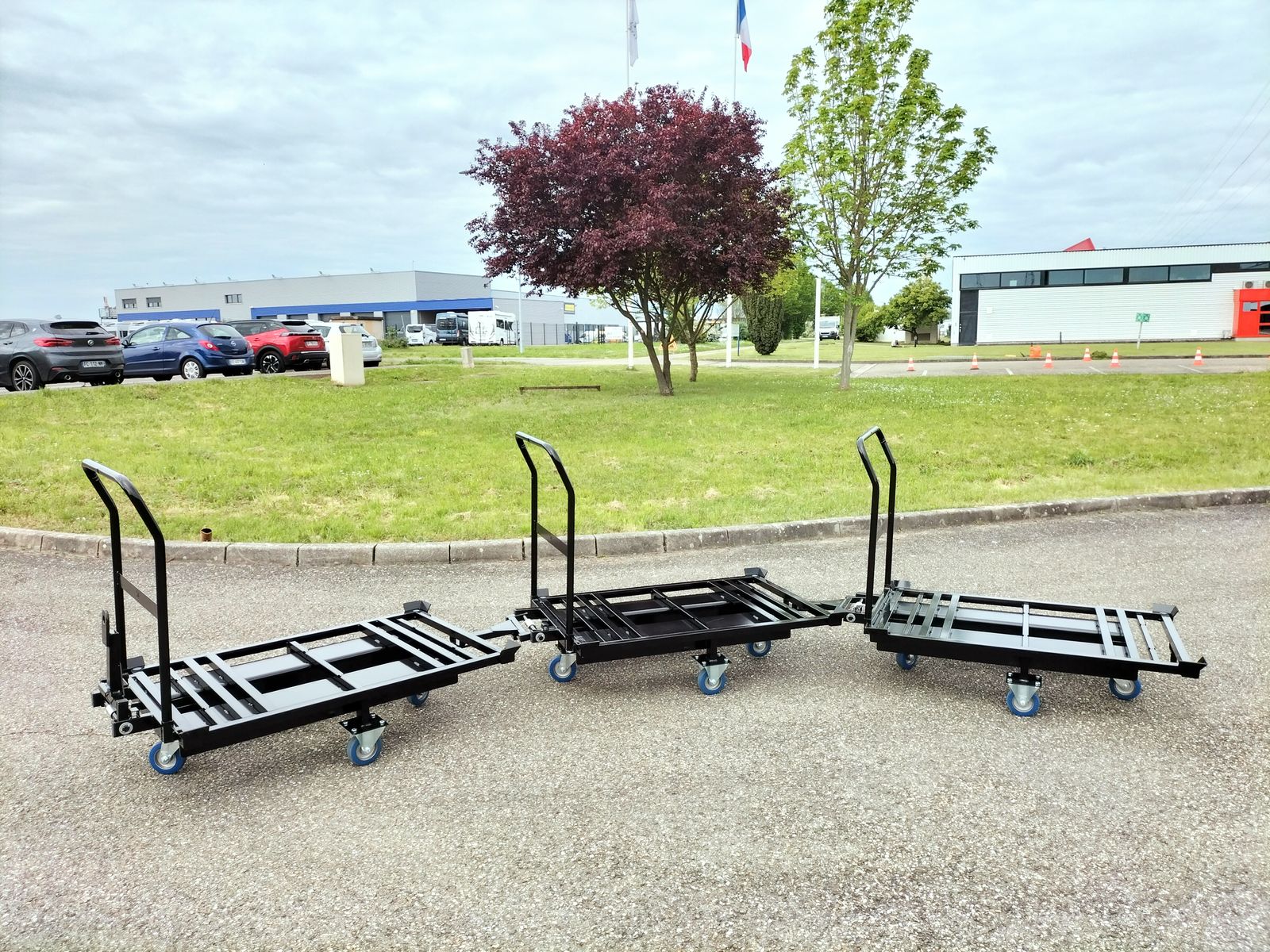 Base roulante sur-mesure noire - roues losange, en train