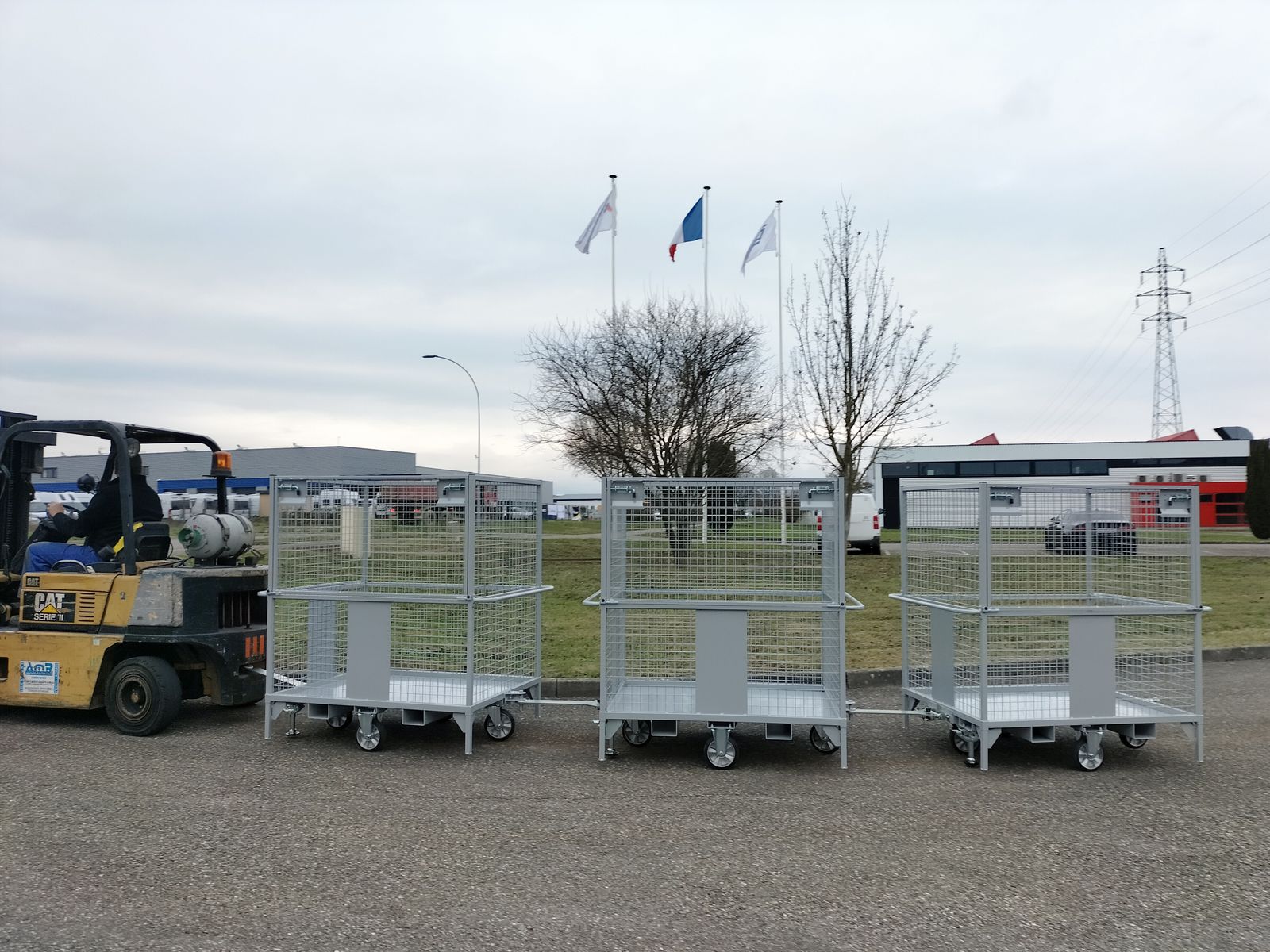 Chariots grillagés tractables en train