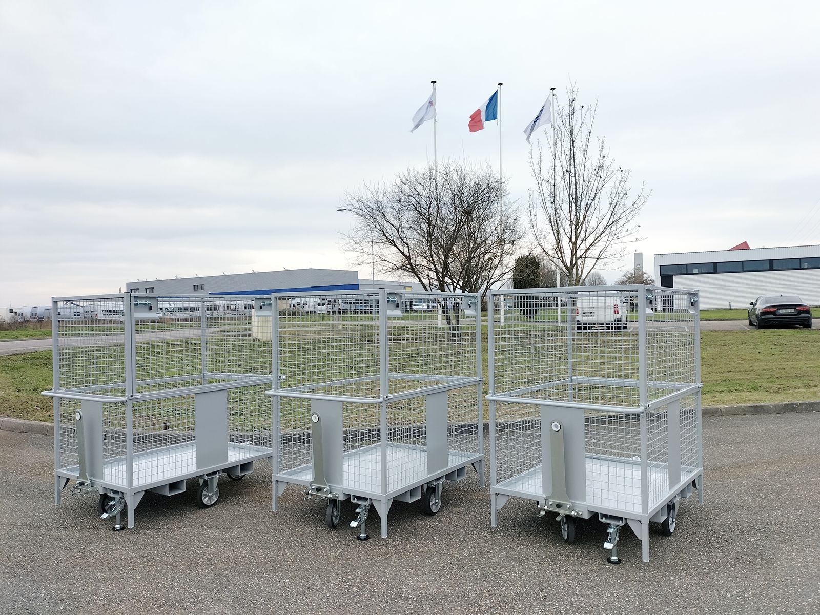 Chariots grillagés tractables