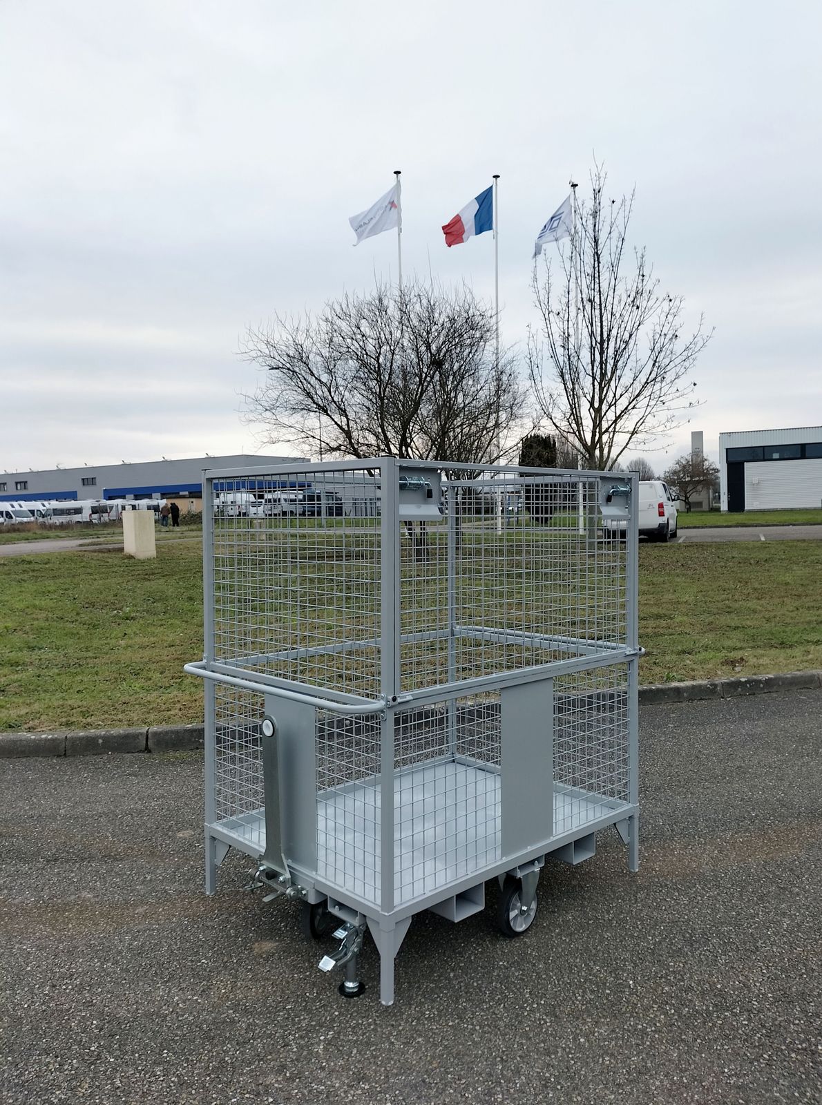 Chariot grillagé ridelle fermée