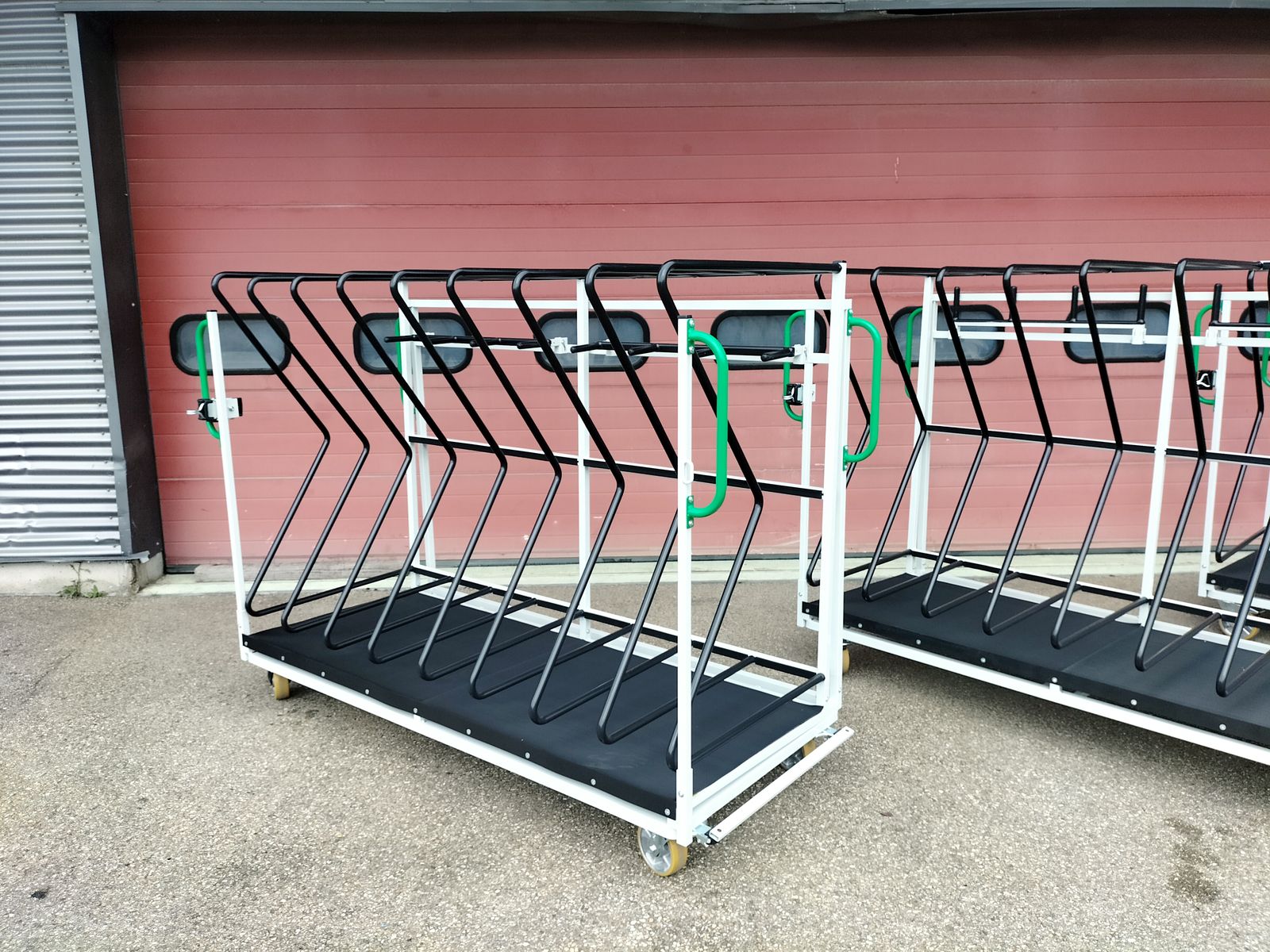 Chariot avec séparateurs pour pièces de carrosserie