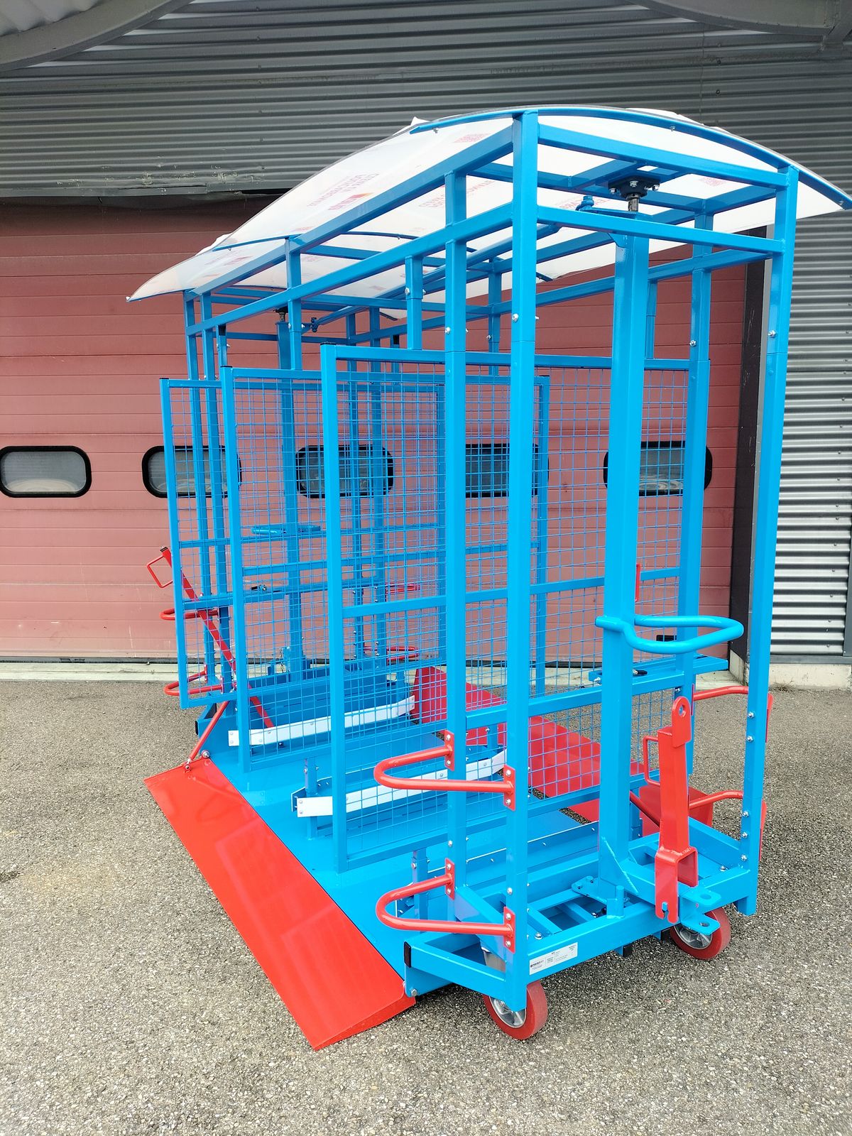 Remorque monotrace surbaissée vue trois quart