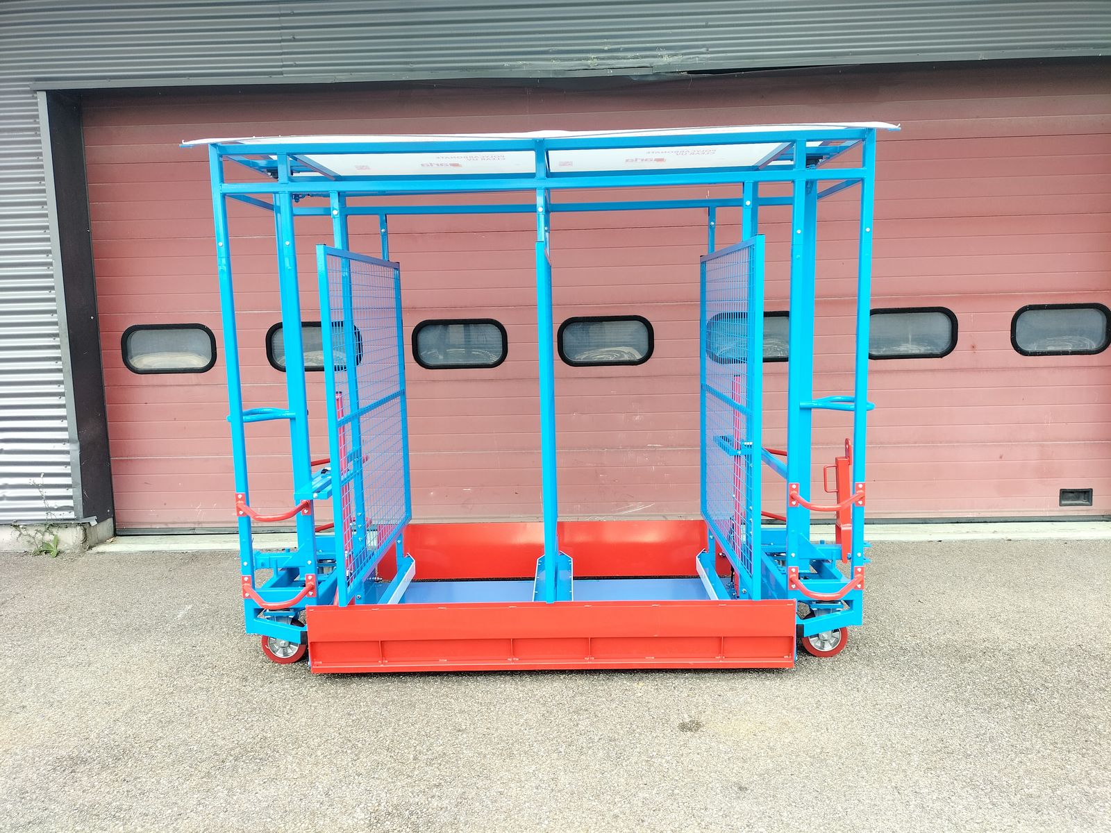 Remorque monotrace surbaissée ridelles fermées